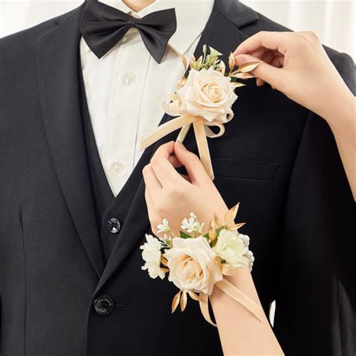 Who pays for corsage and boutonniere wedding?